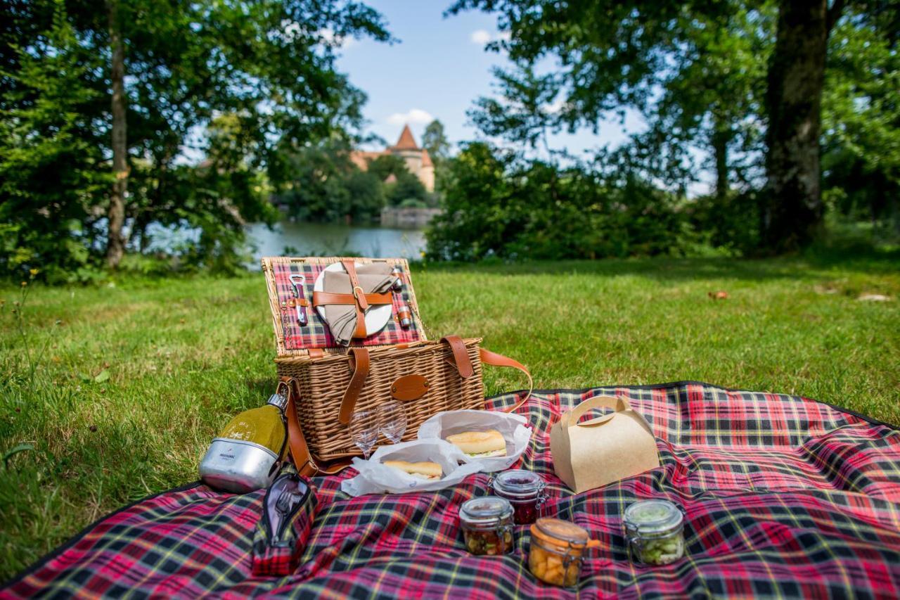 Hotel Domaine Des Etangs, Auberge Resorts Collection Massignac Bagian luar foto