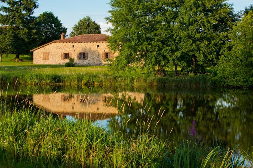 Hotel Domaine Des Etangs, Auberge Resorts Collection Massignac Bagian luar foto