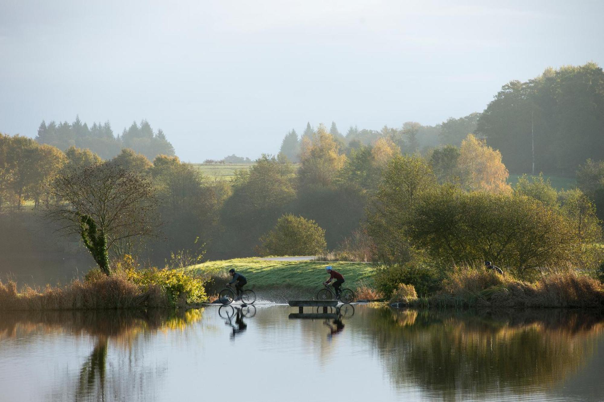 Hotel Domaine Des Etangs, Auberge Resorts Collection Massignac Bagian luar foto