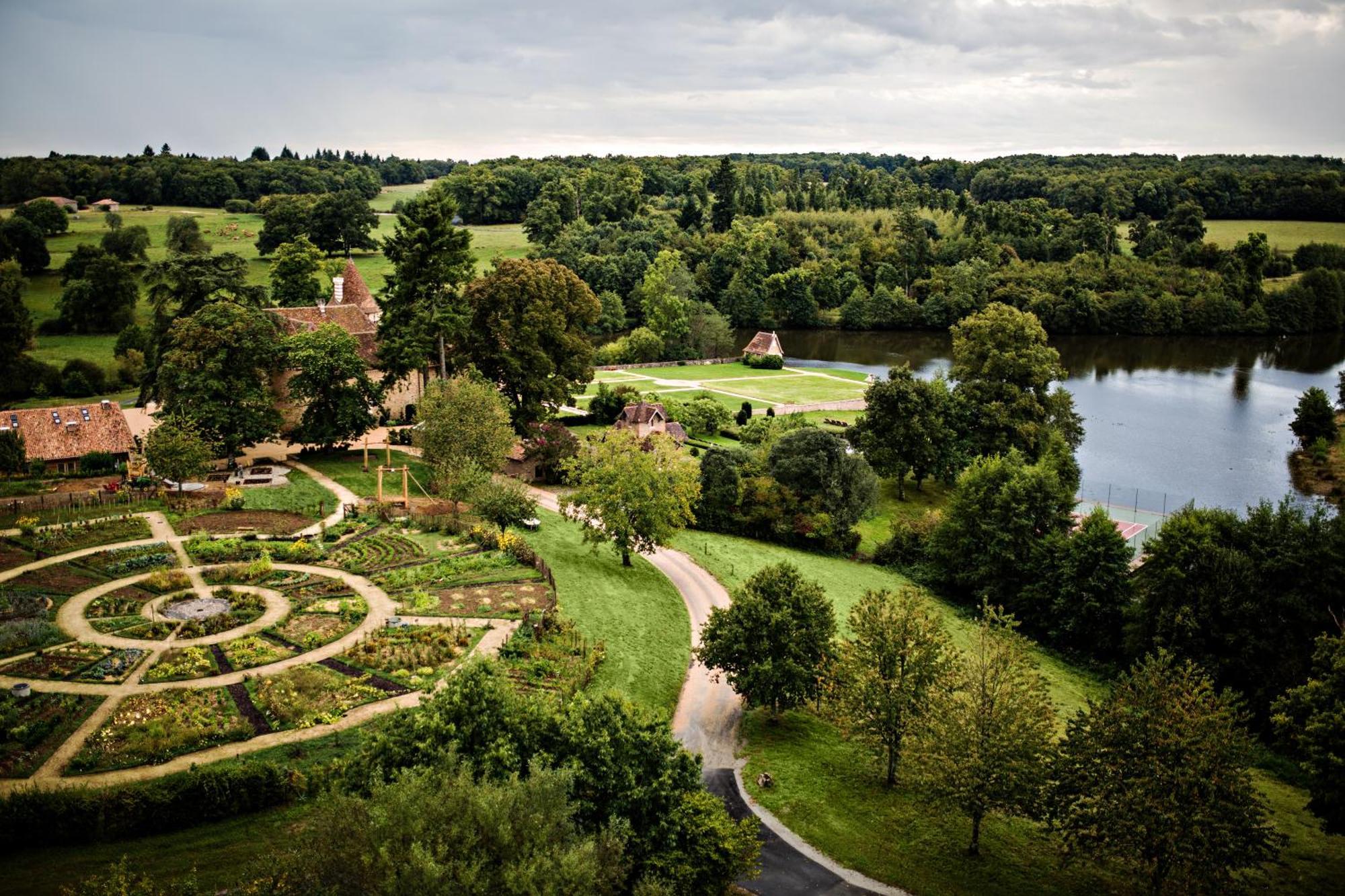 Hotel Domaine Des Etangs, Auberge Resorts Collection Massignac Bagian luar foto
