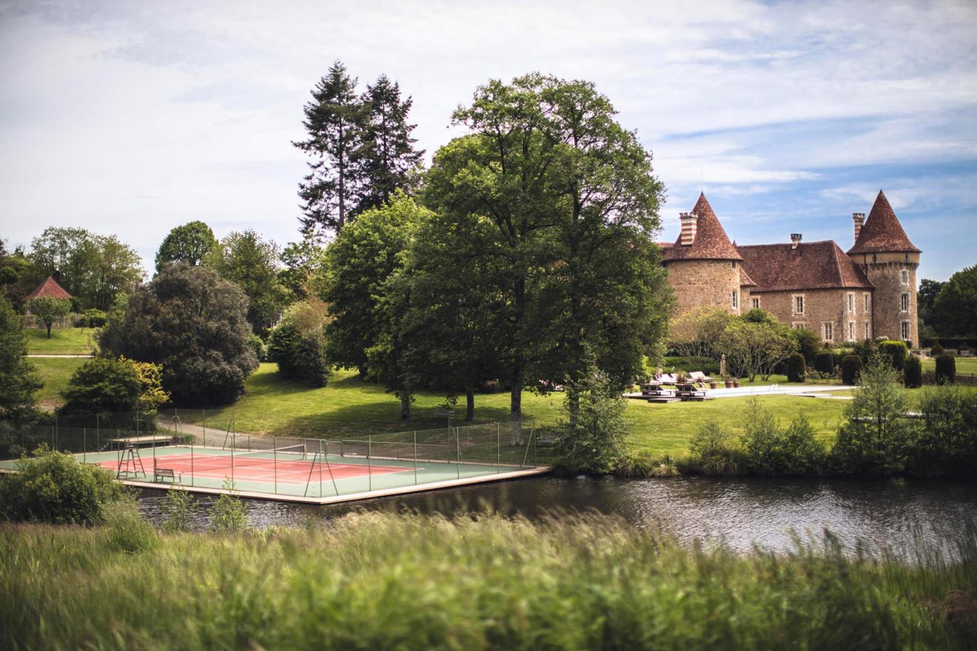 Hotel Domaine Des Etangs, Auberge Resorts Collection Massignac Bagian luar foto