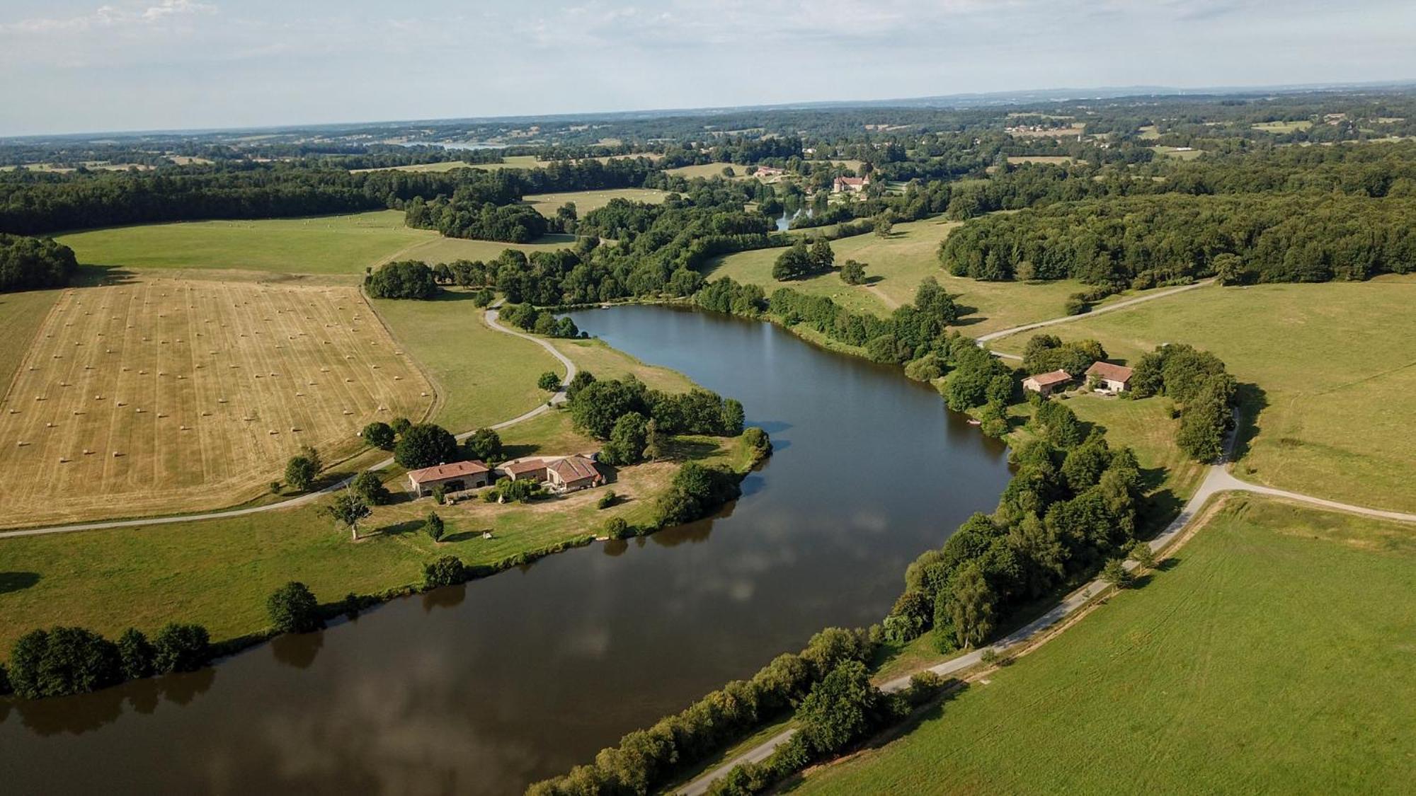 Hotel Domaine Des Etangs, Auberge Resorts Collection Massignac Bagian luar foto