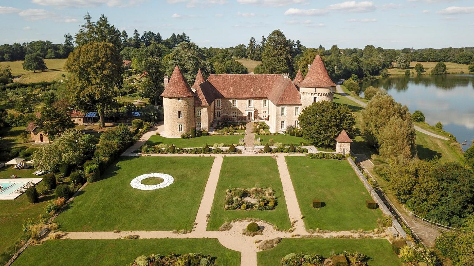 Hotel Domaine Des Etangs, Auberge Resorts Collection Massignac Bagian luar foto