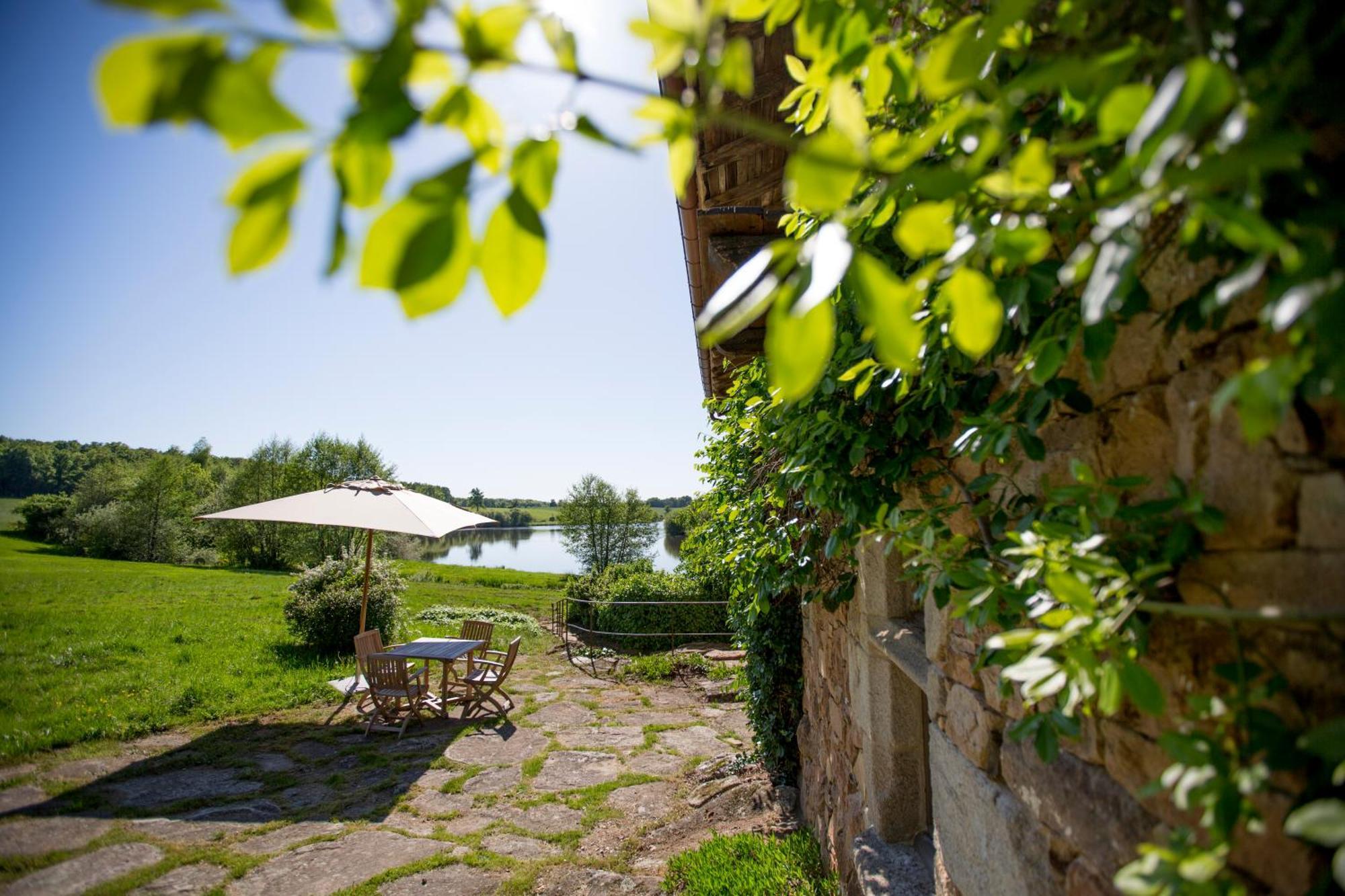 Hotel Domaine Des Etangs, Auberge Resorts Collection Massignac Bagian luar foto