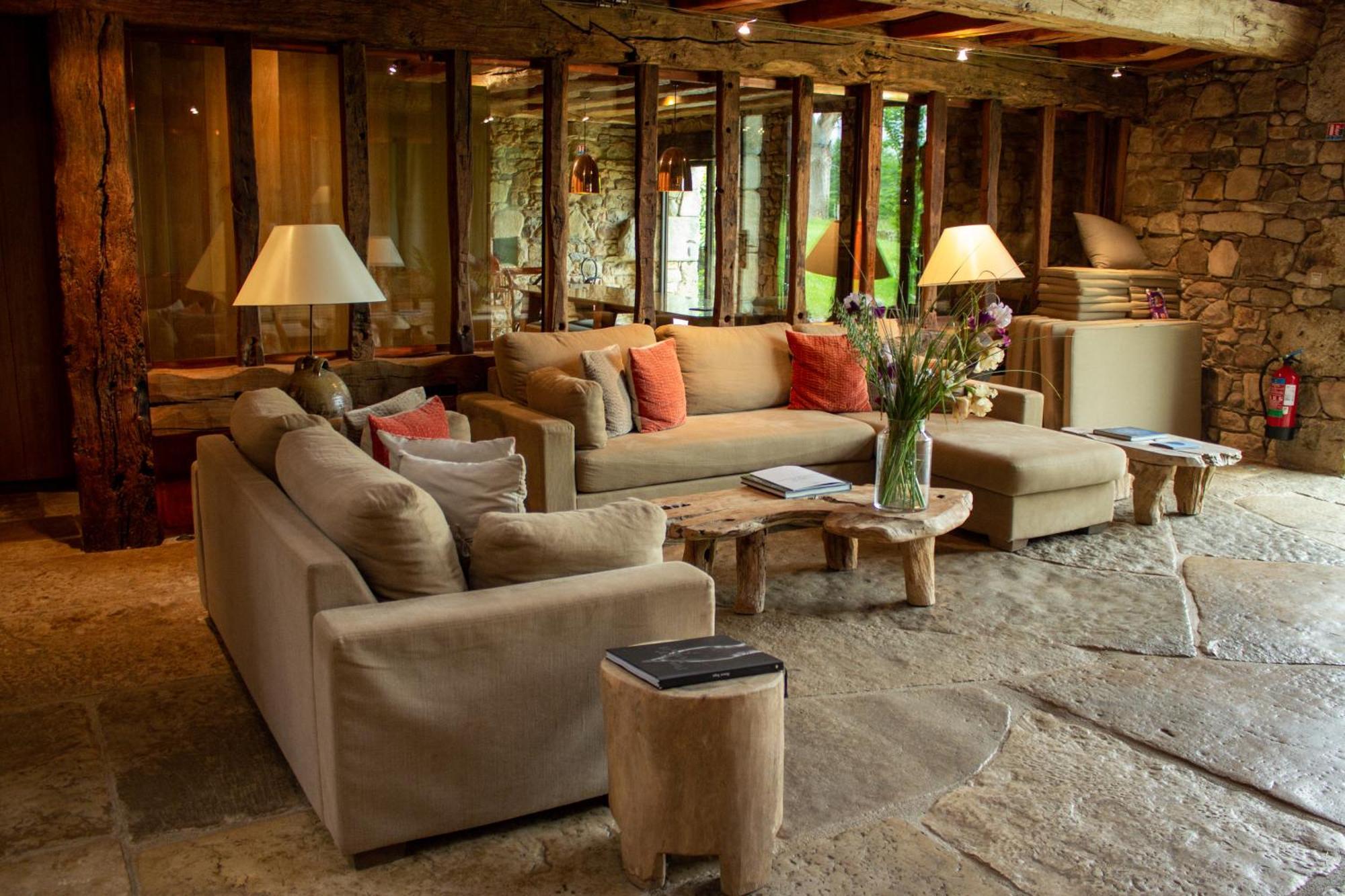 Hotel Domaine Des Etangs, Auberge Resorts Collection Massignac Bagian luar foto