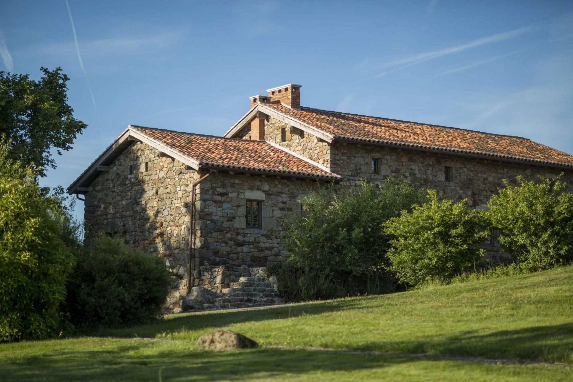 Hotel Domaine Des Etangs, Auberge Resorts Collection Massignac Bagian luar foto