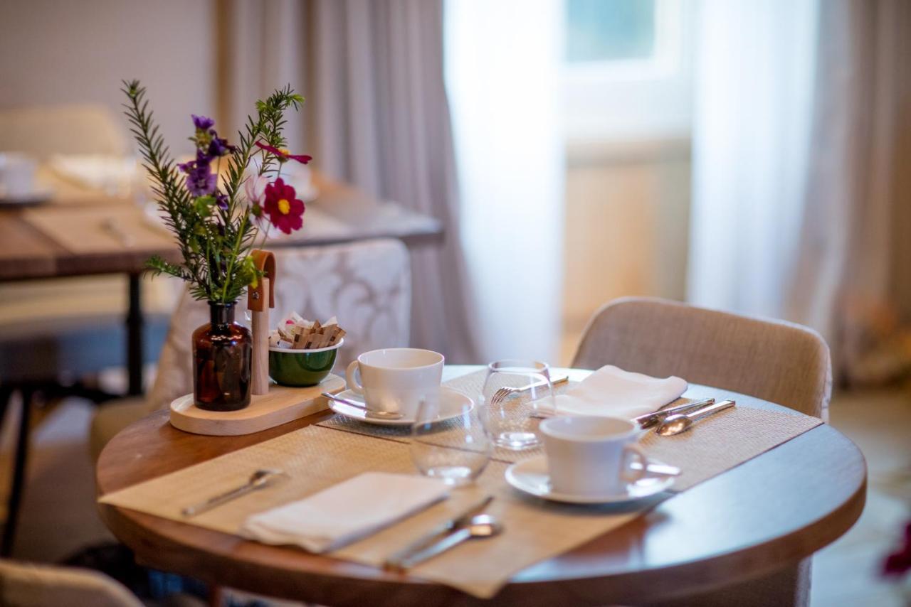 Hotel Domaine Des Etangs, Auberge Resorts Collection Massignac Bagian luar foto
